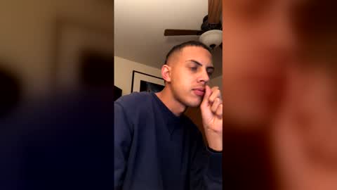 Snapshot of handsome01_ chatting on 12/17/25, 01:11 handsome01_ online show from 12/17/25, 01:11