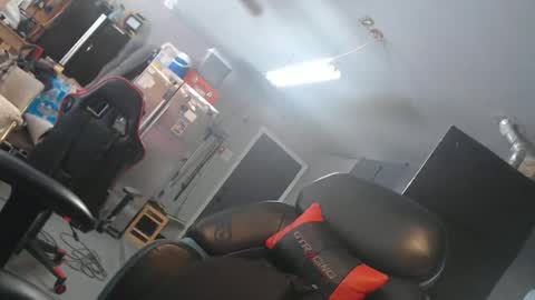 Snapshot of handystud33 chatting on 04/18/26, 05:06 handystud33 online show from 04/18/26, 05:06