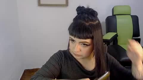 Snapshot of hanna99moon chatting on 12/16/24, 04:02 JUANA online show from 12/16/24, 04:02