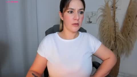 Snapshot of hanna_hosll chatting on 08/07/26, 12:23 hanna online show from 08/07/26, 12:23