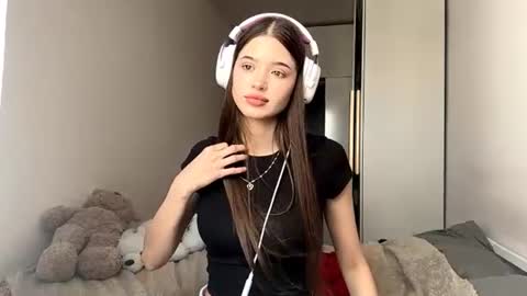 Snapshot of hannabuziak chatting on 07/19/26, 06:28 Eva online show from 07/19/26, 06:28