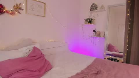 HannahIm a simple girl who likes gifts Lovense is activeThere are legends that in this room all your wish can come true online show from 05/19/26, 08:04