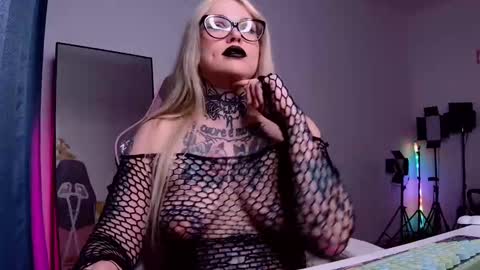 Hannah online show from 01/29/25, 01:37