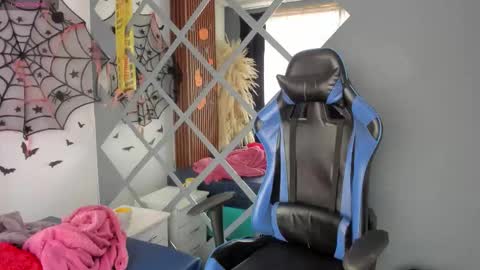 Snapshot of hannah_loverr chatting on 11/04/25, 07:13 hannah online show from 11/04/25, 07:13