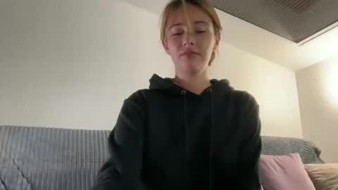 Snapshot of hannahinto chatting on 10/13/25, 03:45 hannahinto online show from 10/13/25, 03:45
