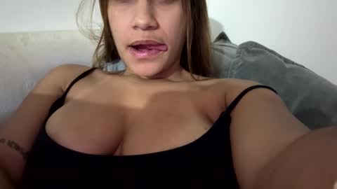 Snapshot of hannakoff chatting on 10/08/25, 01:58 hannakoff online show from 10/08/25, 01:58