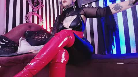 Snapshot of hannalicious4u chatting on 11/23/25, 09:36 FOLLOW ME INTA MOONXMAFE online show from 11/23/25, 09:36