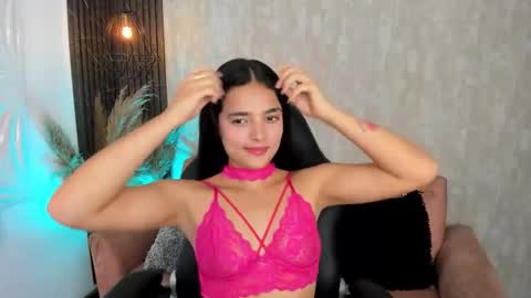 Snapshot of hannawells_ chatting on 11/18/25, 08:57 Hanna online show from 11/18/25, 08:57