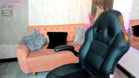 Snapshot of hannawells_ chatting on 11/27/25, 08:44 Hanna online show from 11/27/25, 08:44