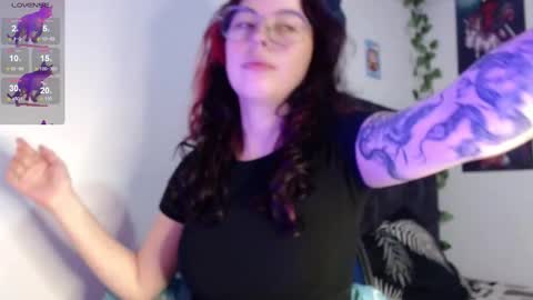 Snapshot of hanny_e chatting on 10/16/25, 12:11 hanny online show from 10/16/25, 12:11