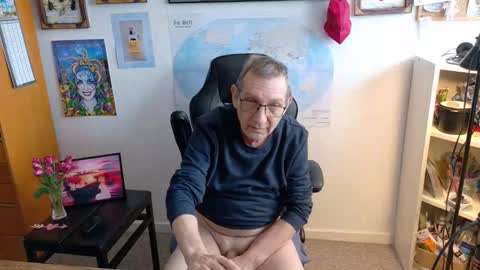 Snapshot of hansi63 chatting on 02/16/25, 10:54 charly online show from 02/16/25, 10:54