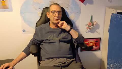 Snapshot of hansi63 chatting on 02/24/25, 09:52 charly online show from 02/24/25, 09:52
