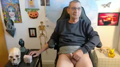 Snapshot of hansi63 chatting on 09/28/25, 11:37 charly online show from 09/28/25, 11:37