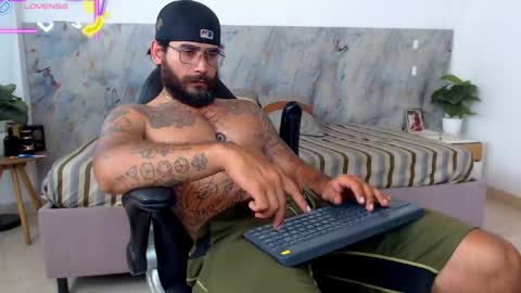 Snapshot of hanz_col chatting on 04/19/26, 11:18 hanz_col online show from 04/19/26, 11:18