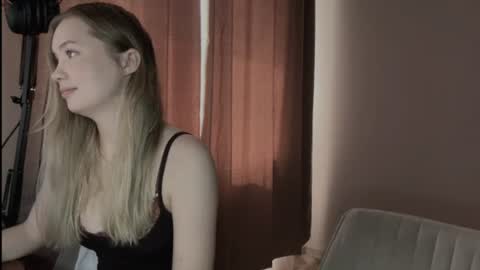 happy__fam online show from 06/11/26, 03:26
