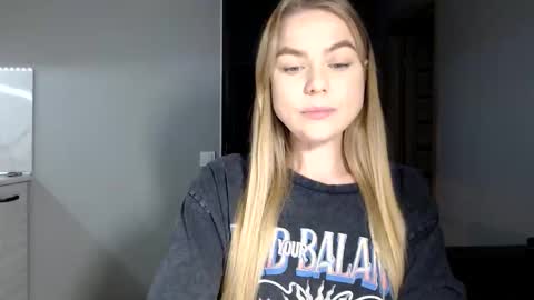 Snapshot of happy_fox_ chatting on 11/17/25, 09:09 happy_fox_ online show from 11/17/25, 09:09