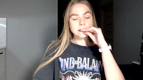 Snapshot of happy_fox_ chatting on 11/22/25, 05:56 happy_fox_ online show from 11/22/25, 05:56