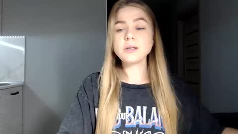 Snapshot of happy_fox_ chatting on 11/27/25, 03:25 happy_fox_ online show from 11/27/25, 03:25