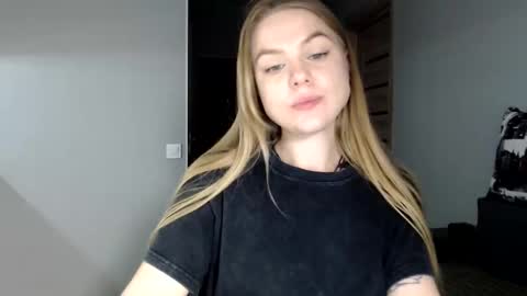 happy_fox_ online show from 03/28/26, 09:03