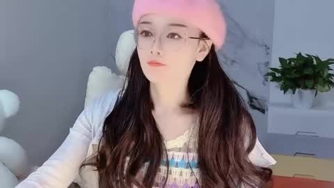 Snapshot of happysweetie168 chatting on 12/10/24, 05:28 Daisy online show from 12/10/24, 05:28