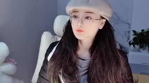 Snapshot of happysweetie168 chatting on 12/22/24, 02:06 Daisy online show from 12/22/24, 02:06