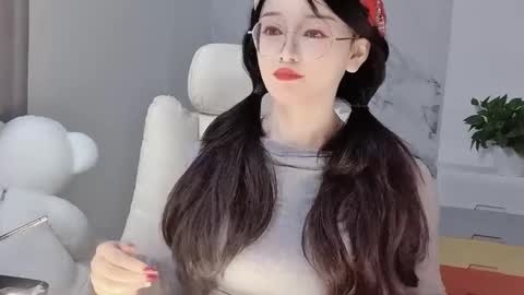 Snapshot of happysweetie168 chatting on 02/19/25, 03:39 Daisy online show from 02/19/25, 03:39