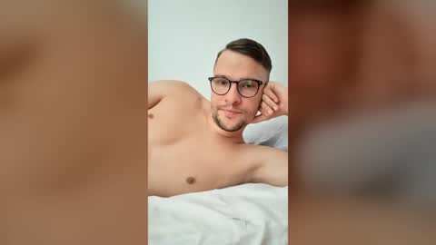 Snapshot of hardboylovemilfmoom chatting on 07/26/26, 04:36 hardboylovemilfmoom online show from 07/26/26, 04:36