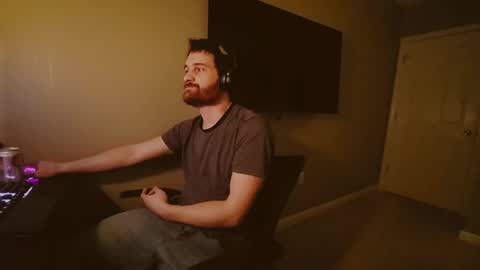 Snapshot of hardswtch chatting on 01/01/25, 03:34 Tom online show from 01/01/25, 03:34