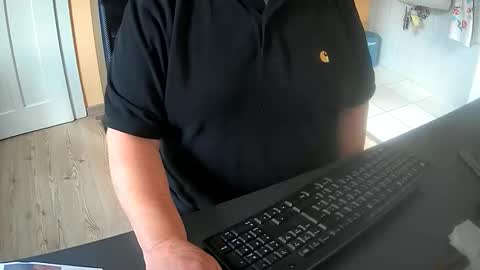 Snapshot of hardy3251 chatting on 09/17/25, 02:41 hardy3251 online show from 09/17/25, 02:41