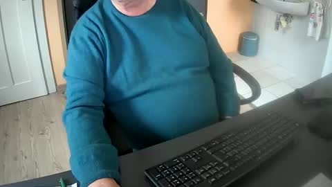 Snapshot of hardy3251 chatting on 10/07/25, 02:47 hardy3251 online show from 10/07/25, 02:47