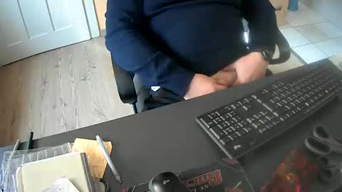 Snapshot of hardy3251 chatting on 11/11/25, 11:10 hardy3251 online show from 11/11/25, 11:10