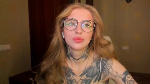 Snapshot of harley_kimm chatting on 11/14/25, 05:50 Julia online show from 11/14/25, 05:50