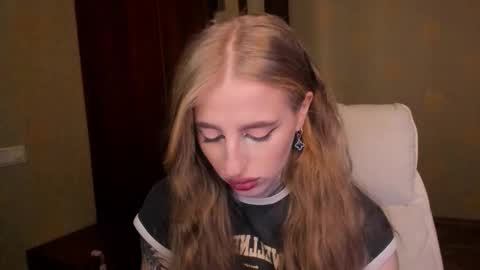 Snapshot of harley_kimm chatting on 11/18/25, 05:45 Julia online show from 11/18/25, 05:45