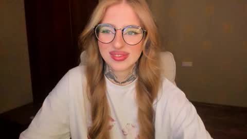 Snapshot of harley_kimm chatting on 11/21/25, 05:39 Julia online show from 11/21/25, 05:39