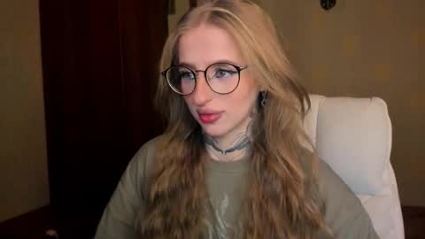 Snapshot of harley_kimm chatting on 11/24/25, 05:40 Julia online show from 11/24/25, 05:40