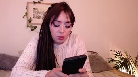 Snapshot of harmonyy01 chatting on 01/14/25, 02:08 Harmony Please help me to reach 100 thumbs up online show from 01/14/25, 02:08