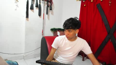Snapshot of harry_latinboy chatting on 12/19/24, 10:32 Harry online show from 12/19/24, 10:32
