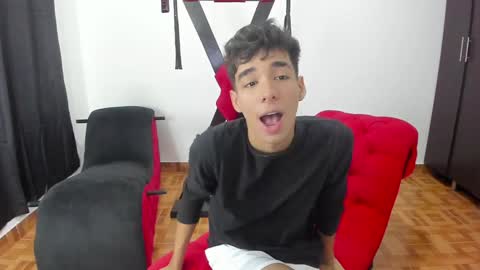 Snapshot of harry_latinboy chatting on 01/13/25, 08:04 Harry online show from 01/13/25, 08:04