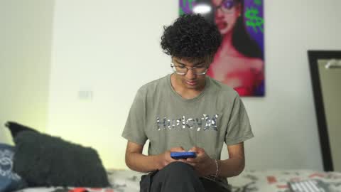 Snapshot of harrytwink18 chatting on 12/13/24, 01:33 HARRY online show from 12/13/24, 01:33