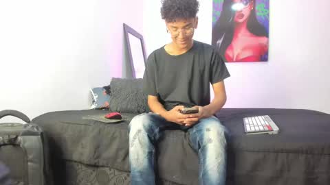 Snapshot of harrytwink18 chatting on 02/27/25, 01:17 HARRY online show from 02/27/25, 01:17