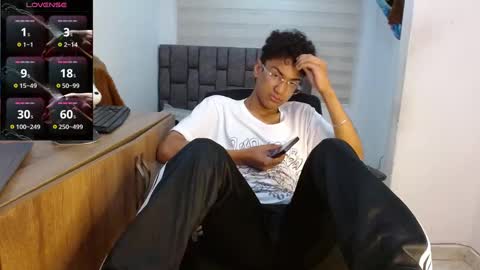 Snapshot of harrytwink18 chatting on 09/10/25, 02:50 HARRY online show from 09/10/25, 02:50