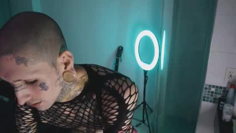 Snapshot of hatsumotokyoto chatting on 10/15/25, 06:35 More content   2   online show from 10/15/25, 06:35