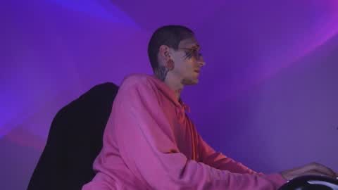 Snapshot of hatsumotokyoto chatting on 11/19/25, 01:16 More content 2 online show from 11/19/25, 01:16