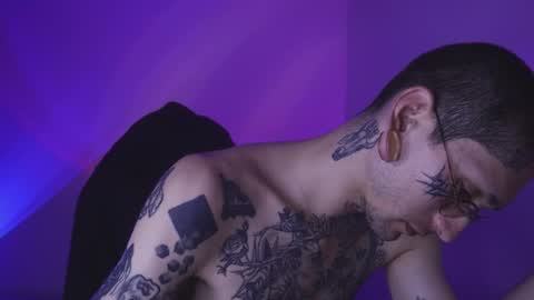 Snapshot of hatsumotokyoto chatting on 11/19/25, 11:38 More content 2 online show from 11/19/25, 11:38