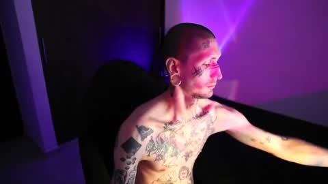 Snapshot of hatsumotokyoto chatting on 12/18/25, 02:39 More content 2 online show from 12/18/25, 02:39