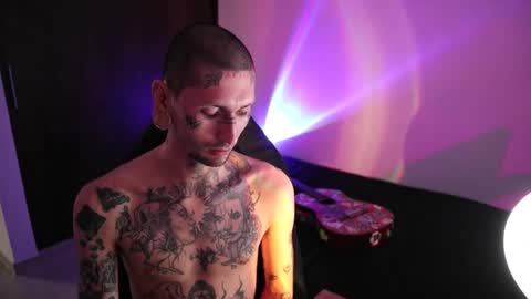 Snapshot of hatsumotokyoto chatting on 12/19/25, 02:40 More content 2 online show from 12/19/25, 02:40