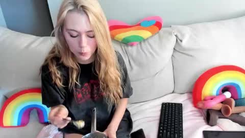 Hayley online show from 02/07/26, 01:59