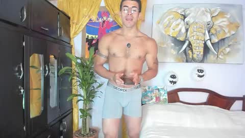 Snapshot of hazbinstudio chatting on 11/03/25, 02:35 hazbinstudio online show from 11/03/25, 02:35