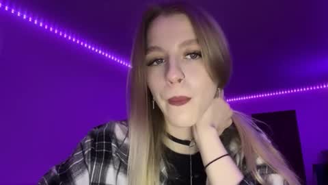 Snapshot of hazelbelgrade chatting on 12/16/25, 01:27 Vuklly online show from 12/16/25, 01:27