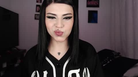 Snapshot of heatherdemonzx_ chatting on 09/21/25, 02:02 HEATHER DEMONZX Please help me to reach 100 thumbs up online show from 09/21/25, 02:02